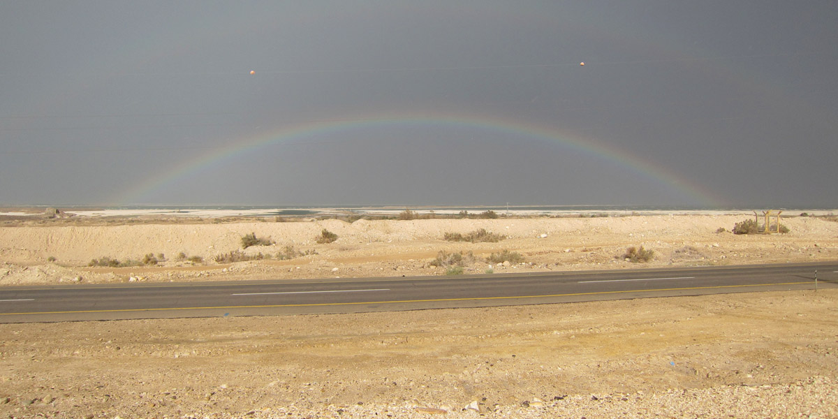 Regenboog boven de dode Zee